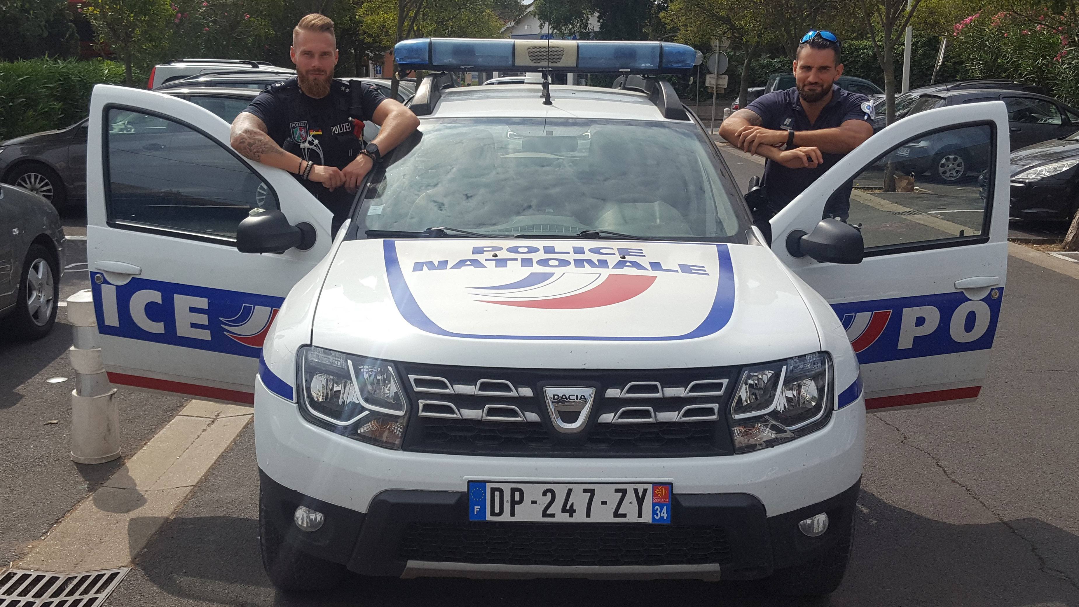 Streifenwagen der Marke „Dacia“