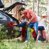 Familie packt das Auto für die Urlaubsreise