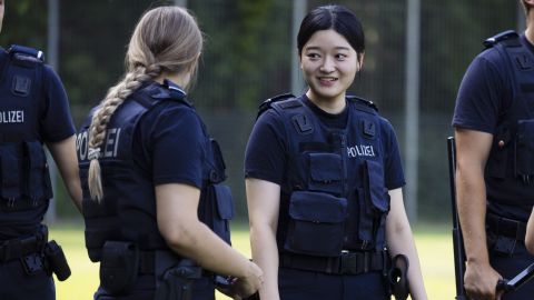 Hyelim Yoon, Studentin der Korean National Police University, bei ihrem Besuch im Landesamt für Ausbildung, Fortbildung und Personalangelegenheiten der Polizei NRW gemeinsam mit Studierenden der Polizei NRW.