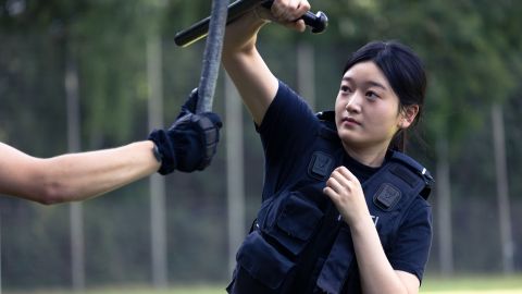 Hyelim Yoon, Studentin der Korean National Police University, bei ihrem Besuch im Landesamt für Ausbildung, Fortbildung und Personalangelegenheiten der Polizei NRW beim Training der Eingriffstechniken.