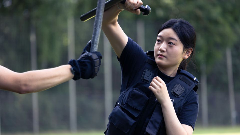 Hyelim Yoon, Studentin der Korean National Police University, bei ihrem Besuch im Landesamt für Ausbildung, Fortbildung und Personalangelegenheiten der Polizei NRW beim Training der Eingriffstechniken.